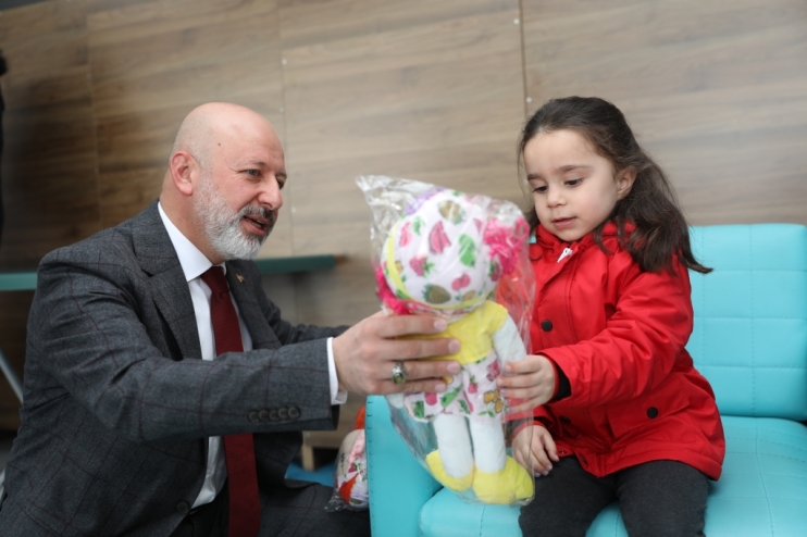BAŞKAN ÇOLAKBAYRAKDAR; “DUALARIMIZ VE YÜREĞİMİZ, DEPREMZEDE KARDEŞLERİMİZLE”