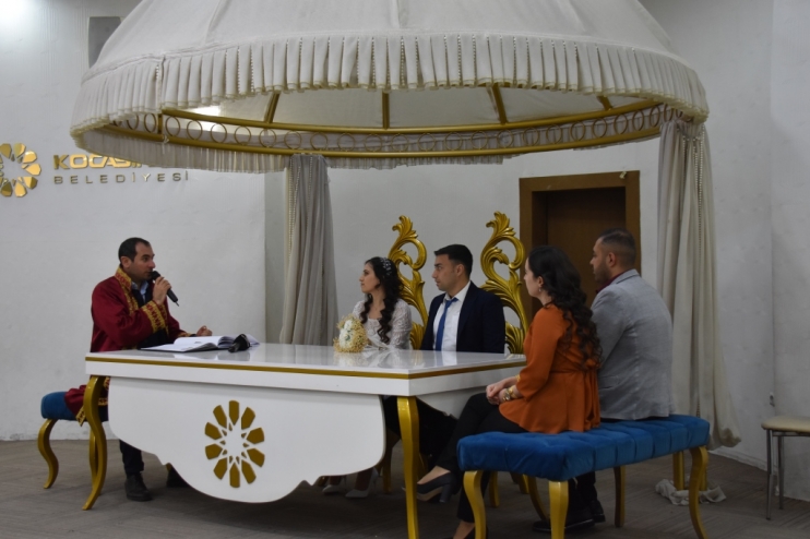 KOCASİNAN’DA BİR GÜNDE 23 ÇİFT, MUTLU YUVALARIN TEMELİNİ ATTI