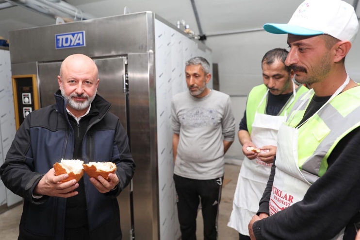 BAŞKAN ÇOLAKBAYRAKDAR; “MOBİL FIRIN İLE HER GÜN 16 BİN SICAK EKMEK DAĞITIYORUZ”