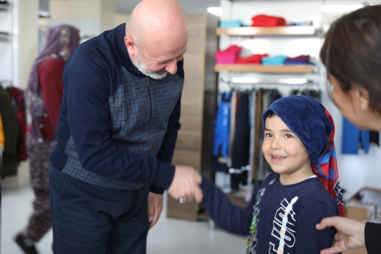 BAŞKAN ÇOLAKBAYRAKDAR, DEPREMZEDELERİN HEM GÖNLÜNÜ HEM DE HAYIR DUASINI ALIYOR