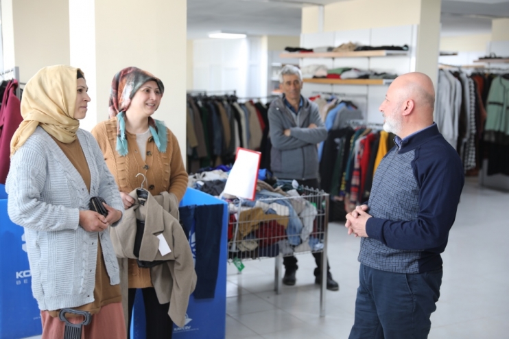 BAŞKAN ÇOLAKBAYRAKDAR, DEPREMZEDELERİN HEM GÖNLÜNÜ HEM DE HAYIR DUASINI ALIYOR