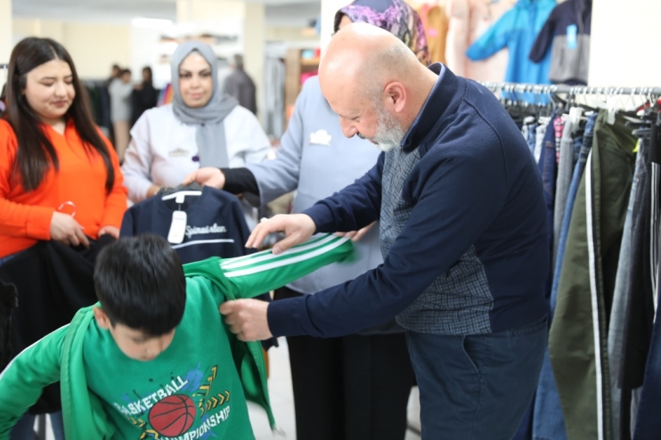 BAŞKAN ÇOLAKBAYRAKDAR, DEPREMZEDELERİN HEM GÖNLÜNÜ HEM DE HAYIR DUASINI ALIYOR