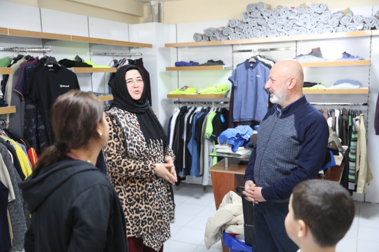 BAŞKAN ÇOLAKBAYRAKDAR, DEPREMZEDELERİN HEM GÖNLÜNÜ HEM DE HAYIR DUASINI ALIYOR