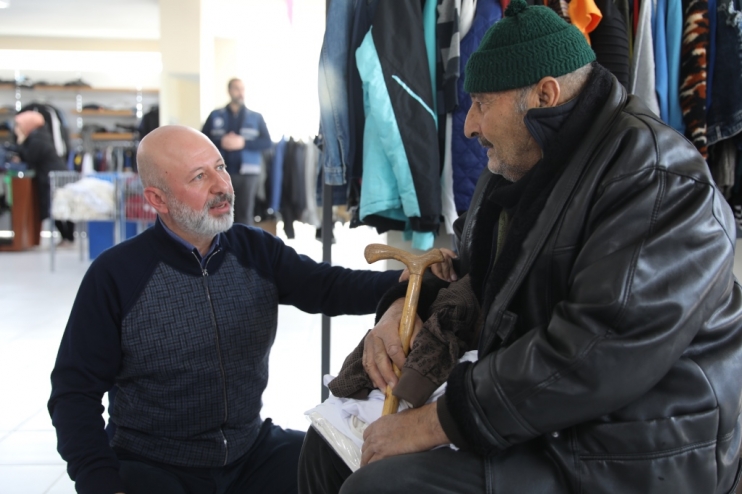 BAŞKAN ÇOLAKBAYRAKDAR, DEPREMZEDELERİN HEM GÖNLÜNÜ HEM DE HAYIR DUASINI ALIYOR