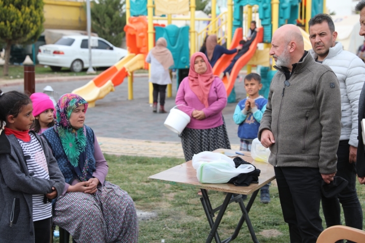 BAŞKAN ÇOLAKBAYRAKDAR, ‘KARDEŞ BELEDİYE’ TÜRKOĞLU’NDA GÖNÜLLERE DOKUNUYOR