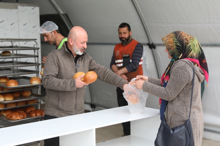 BAŞKAN ÇOLAKBAYRAKDAR, ‘KARDEŞ BELEDİYE’ TÜRKOĞLU’NDA GÖNÜLLERE DOKUNUYOR