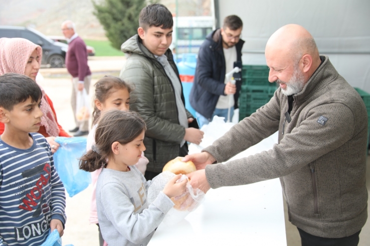 BAŞKAN ÇOLAKBAYRAKDAR, ‘KARDEŞ BELEDİYE’ TÜRKOĞLU’NDA GÖNÜLLERE DOKUNUYOR