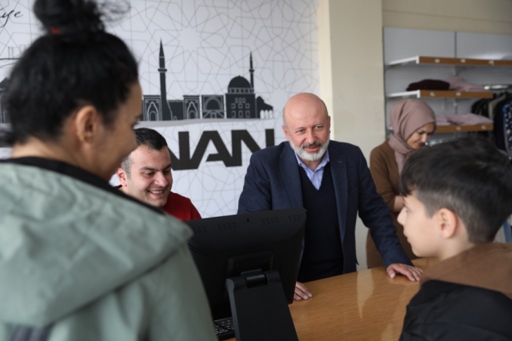 BAŞKAN ÇOLAKBAYRAKDAR; “DEPREMZEDE KARDEŞLERİMİZİN HER DAİM YANINDAYIZ”
