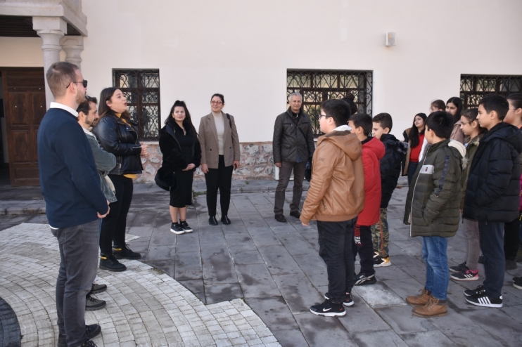 BAŞKAN ÇOLAKBAYRAKDAR; “DEPREMZEDE ÇOCUKLAR, BAŞIMIZIN TACIDIR”