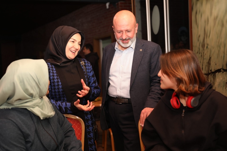 ÇOLAKBAYRAKDAR ÇİFTİ, İFTARI DEPREMZEDE ÖĞRENCİLER VE AİLELERİYLE AÇTI