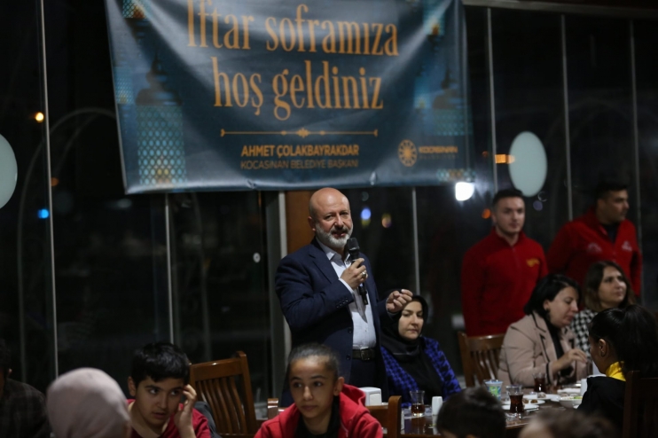 ÇOLAKBAYRAKDAR ÇİFTİ, İFTARI DEPREMZEDE ÖĞRENCİLER VE AİLELERİYLE AÇTI