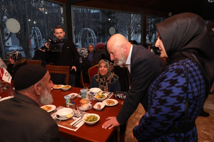 ÇOLAKBAYRAKDAR ÇİFTİ, İFTARI DEPREMZEDE ÖĞRENCİLER VE AİLELERİYLE AÇTI