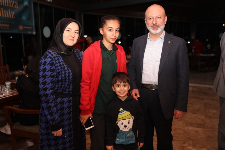 ÇOLAKBAYRAKDAR ÇİFTİ, İFTARI DEPREMZEDE ÖĞRENCİLER VE AİLELERİYLE AÇTI