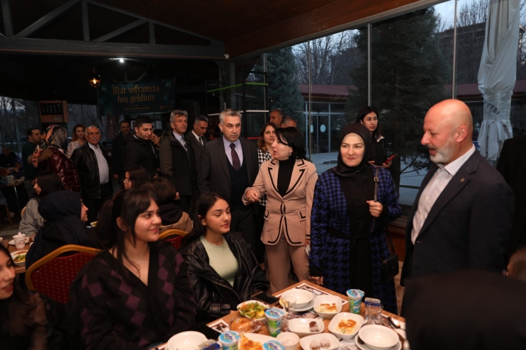 ÇOLAKBAYRAKDAR ÇİFTİ, İFTARI DEPREMZEDE ÖĞRENCİLER VE AİLELERİYLE AÇTI