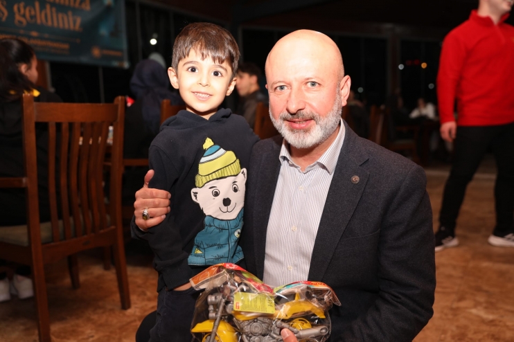 ÇOLAKBAYRAKDAR ÇİFTİ, İFTARI DEPREMZEDE ÖĞRENCİLER VE AİLELERİYLE AÇTI