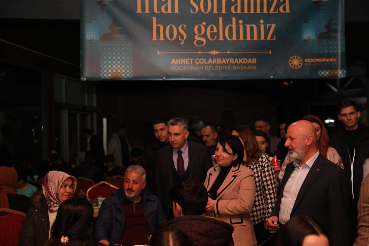 ÇOLAKBAYRAKDAR ÇİFTİ, İFTARI DEPREMZEDE ÖĞRENCİLER VE AİLELERİYLE AÇTI