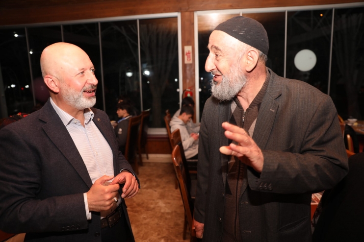 ÇOLAKBAYRAKDAR ÇİFTİ, İFTARI DEPREMZEDE ÖĞRENCİLER VE AİLELERİYLE AÇTI