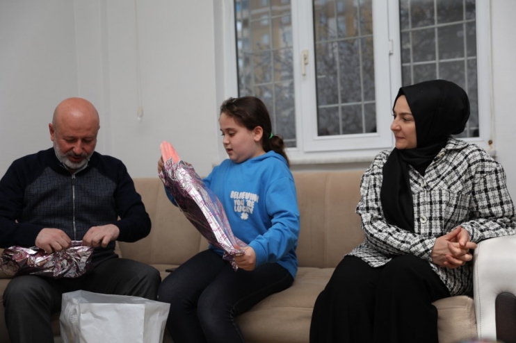 ÇOLAKBAYRAKDAR ÇİFTİ, İFTARDA DEPREMZEDE AİLENİN MİSAFİRİ OLDU