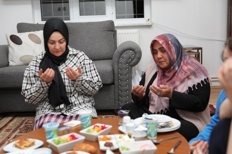 ÇOLAKBAYRAKDAR ÇİFTİ, İFTARDA DEPREMZEDE AİLENİN MİSAFİRİ OLDU