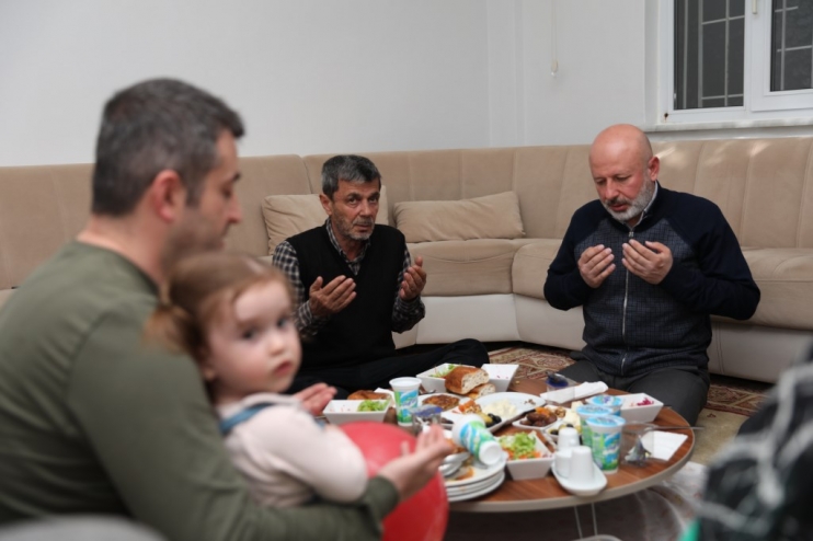 ÇOLAKBAYRAKDAR ÇİFTİ, İFTARDA DEPREMZEDE AİLENİN MİSAFİRİ OLDU