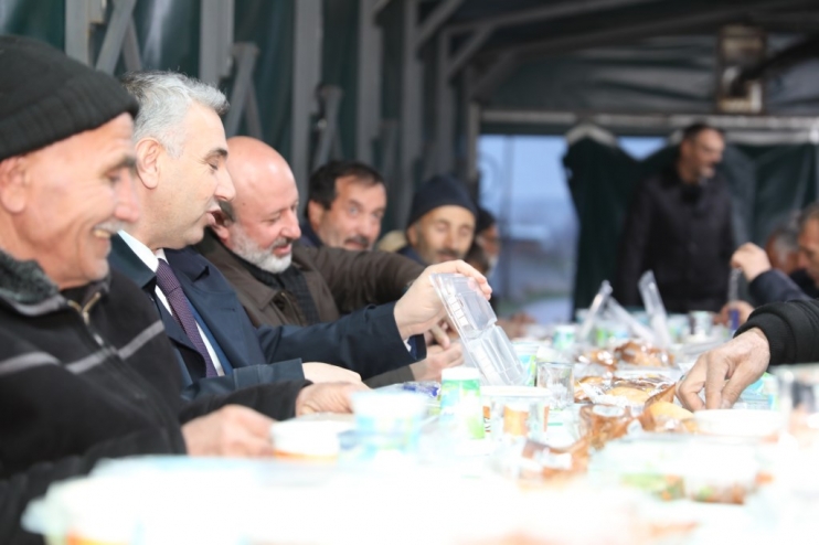 KOCASİNAN BELEDİYESİ, İFTAR YEMEĞİNİ EVLERE ULAŞTIRDI