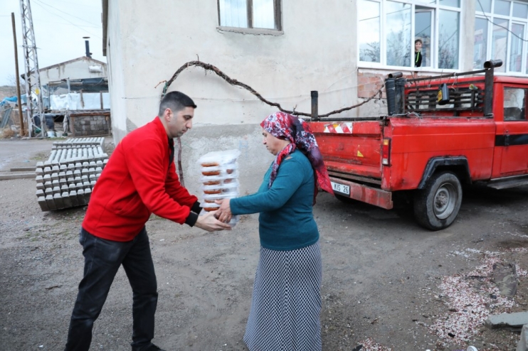KOCASİNAN BELEDİYESİ, İFTAR YEMEĞİNİ EVLERE ULAŞTIRDI