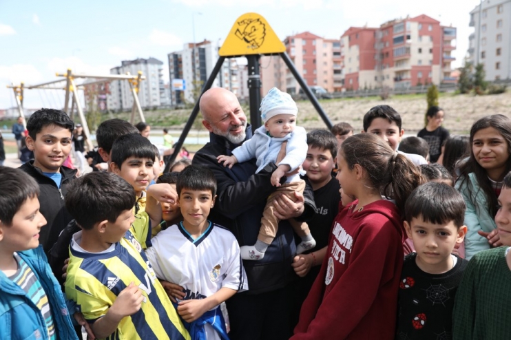 BAŞKAN ÇOLAKBAYRAKDAR’IN ÇOCUK SEVGİSİ, ÇOCUKLARIN DA BAŞKAN AMCA SEVGİSİ