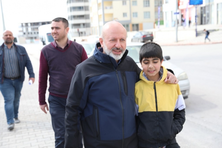 BAŞKAN ÇOLAKBAYRAKDAR’IN ÇOCUK SEVGİSİ, ÇOCUKLARIN DA BAŞKAN AMCA SEVGİSİ