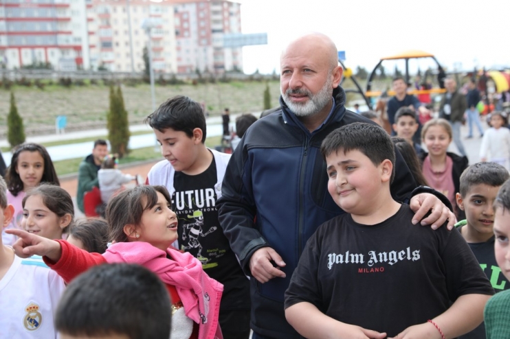BAŞKAN ÇOLAKBAYRAKDAR’IN ÇOCUK SEVGİSİ, ÇOCUKLARIN DA BAŞKAN AMCA SEVGİSİ