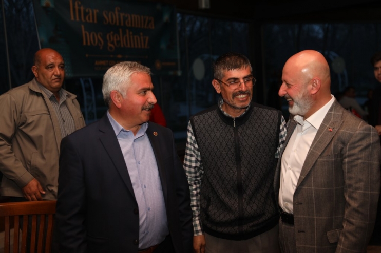 BAŞKAN ÇOLAKBAYRAKDAR, İFTARDA MUHTARLARLA BİR ARAYA GELDİ