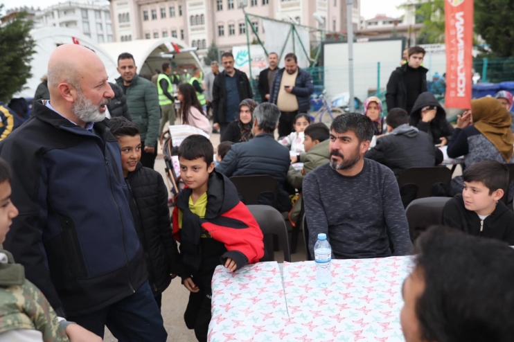 BAŞKAN ÇOLAKBAYRAKDAR, DEPREMZEDELERİN HEM DUASINI ALDI HEM DE GÖNLÜNÜ FETHETTİ
