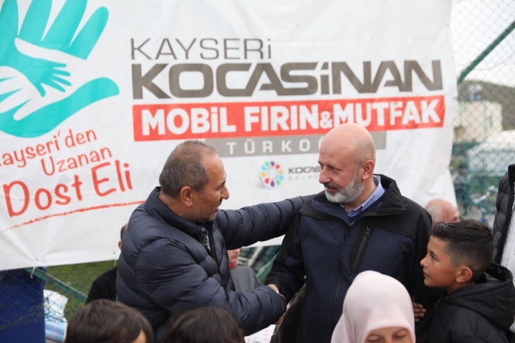 BAŞKAN ÇOLAKBAYRAKDAR, DEPREMZEDELERİN HEM DUASINI ALDI HEM DE GÖNLÜNÜ FETHETTİ