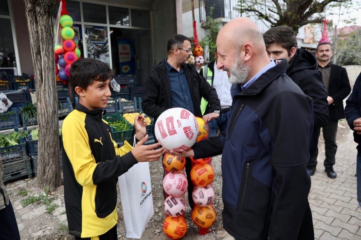BAŞKAN ÇOLAKBAYRAKDAR, DEPREMZEDELERİN HEM DUASINI ALDI HEM DE GÖNLÜNÜ FETHETTİ
