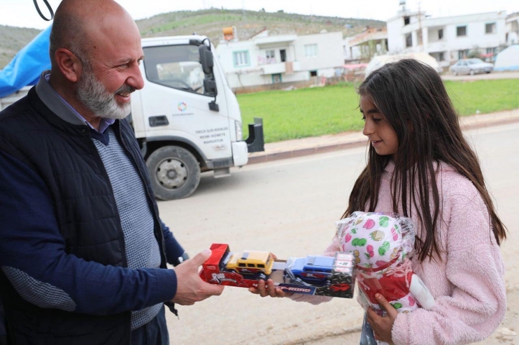 BAŞKAN ÇOLAKBAYRAKDAR, DEPREMZEDELERİN HEM DUASINI ALDI HEM DE GÖNLÜNÜ FETHETTİ