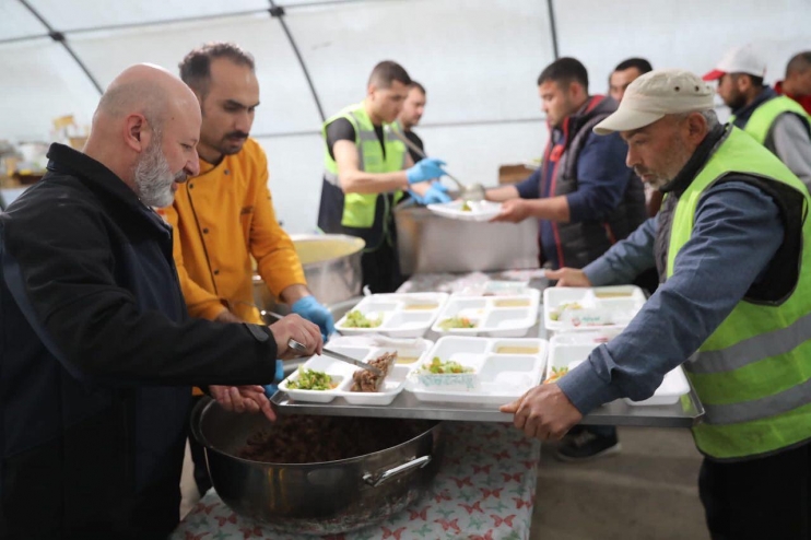 BAŞKAN ÇOLAKBAYRAKDAR, DEPREMZEDELERİN HEM DUASINI ALDI HEM DE GÖNLÜNÜ FETHETTİ