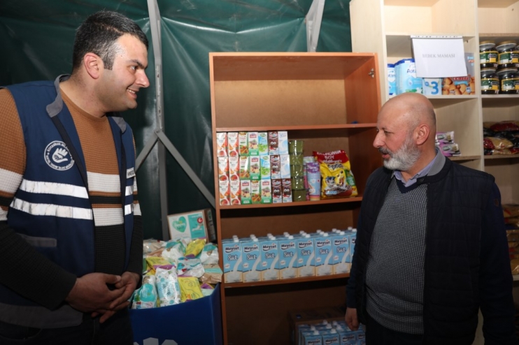 BAŞKAN ÇOLAKBAYRAKDAR, DEPREMZEDELER İÇİN BU SEFERDE SOSYAL MARKET’İ TÜRKOĞLU’NDA AÇTI