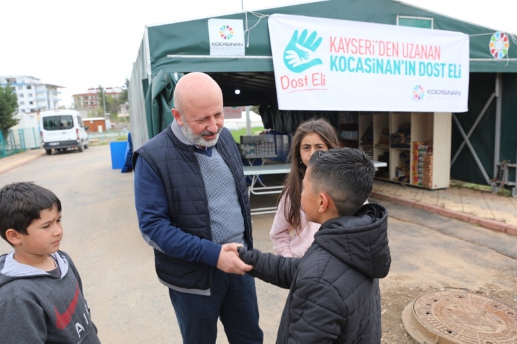 BAŞKAN ÇOLAKBAYRAKDAR, DEPREMZEDELER İÇİN BU SEFERDE SOSYAL MARKET’İ TÜRKOĞLU’NDA AÇTI