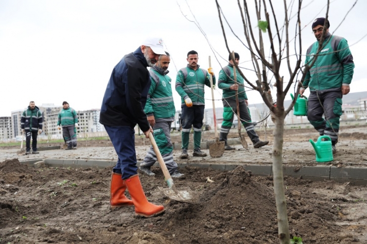 BAŞKAN ÇOLAKBAYRAKDAR’DAN KAYSERİ’DE YİNE İLK OLAN MEYVE BAHÇELİ PARK PROJESİ
