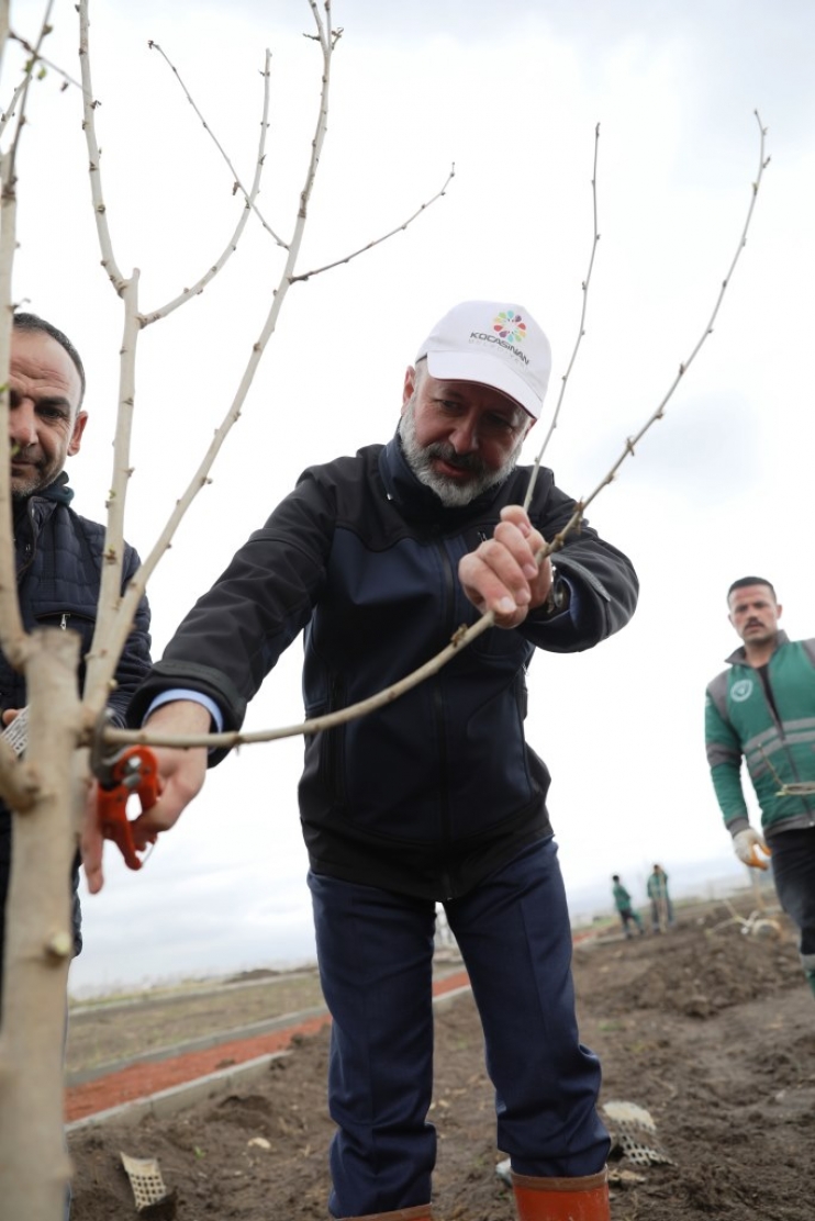 BAŞKAN ÇOLAKBAYRAKDAR’DAN KAYSERİ’DE YİNE İLK OLAN MEYVE BAHÇELİ PARK PROJESİ