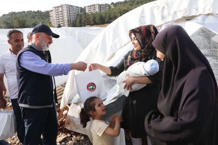 BAŞKAN ÇOLAKBAYRAKDAR, ADIYAMAN’DA DEPREMZEDELERLE İFTAR YAPTI VE İAŞE DAĞITTI