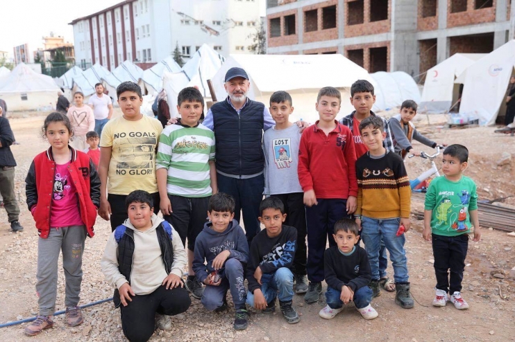 BAŞKAN ÇOLAKBAYRAKDAR, ADIYAMAN’DA DEPREMZEDELERLE İFTAR YAPTI VE İAŞE DAĞITTI