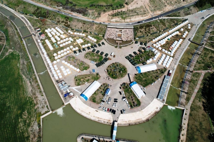 BAŞKAN ÇOLAKBAYRAKDAR, ADIYAMAN’DA DEPREMZEDELERLE İFTAR YAPTI VE İAŞE DAĞITTI