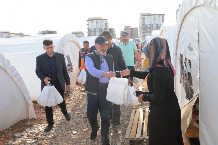 BAŞKAN ÇOLAKBAYRAKDAR, ADIYAMAN’DA DEPREMZEDELERLE İFTAR YAPTI VE İAŞE DAĞITTI