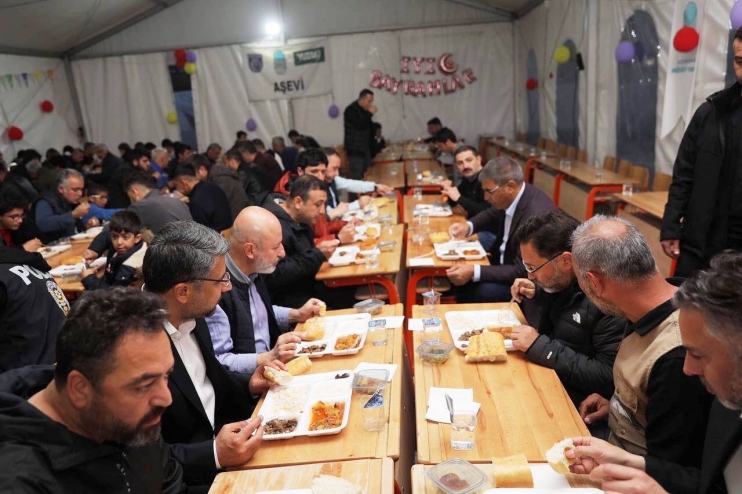 BAŞKAN ÇOLAKBAYRAKDAR, ADIYAMAN’DA DEPREMZEDELERLE İFTAR YAPTI VE İAŞE DAĞITTI