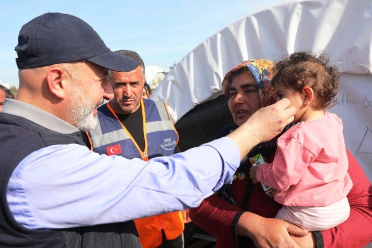 BAŞKAN ÇOLAKBAYRAKDAR, ADIYAMAN’DA DEPREMZEDELERLE İFTAR YAPTI VE İAŞE DAĞITTI