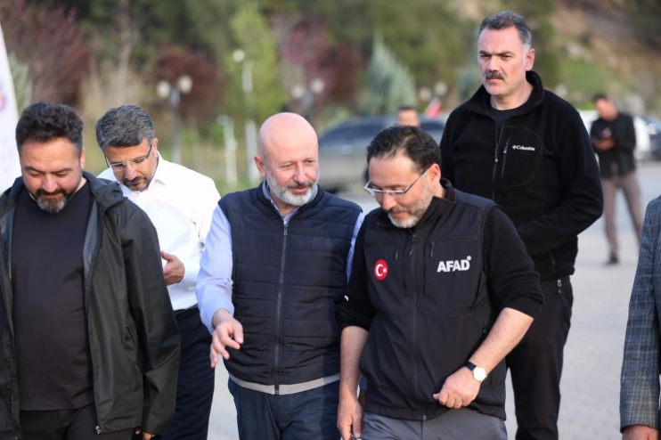 BAŞKAN ÇOLAKBAYRAKDAR, ADIYAMAN’DA DEPREMZEDELERLE İFTAR YAPTI VE İAŞE DAĞITTI