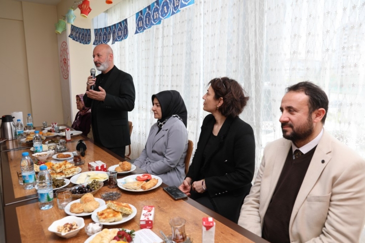 ÇOLAKBAYRAKDAR ÇİFTİ,  DEPREMZEDE AİLELERLE BAYRAMLAŞTI