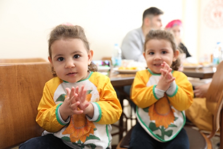 ÇOLAKBAYRAKDAR ÇİFTİ,  DEPREMZEDE AİLELERLE BAYRAMLAŞTI
