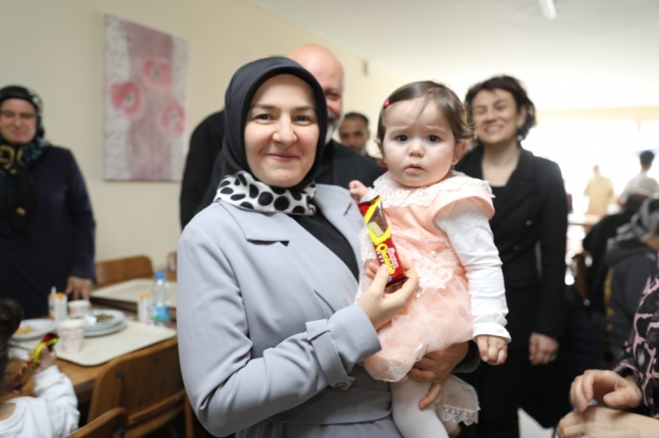 ÇOLAKBAYRAKDAR ÇİFTİ,  DEPREMZEDE AİLELERLE BAYRAMLAŞTI