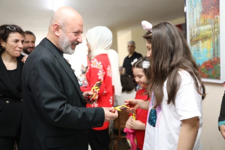 ÇOLAKBAYRAKDAR ÇİFTİ,  DEPREMZEDE AİLELERLE BAYRAMLAŞTI